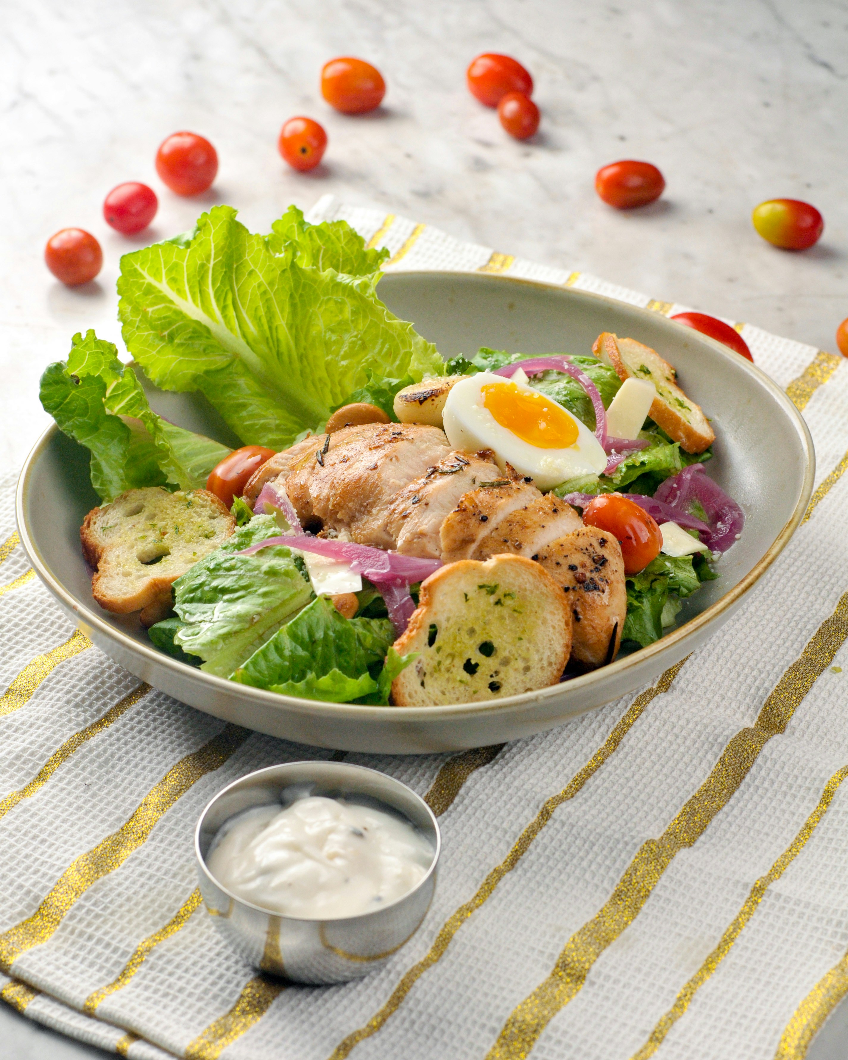 Salat mit gegrilltem Poulet und Gemüse